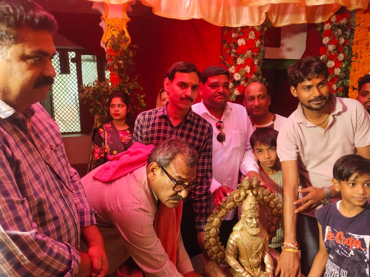 A procession was taken out on the birth anniversary of Akrur Maharaj.