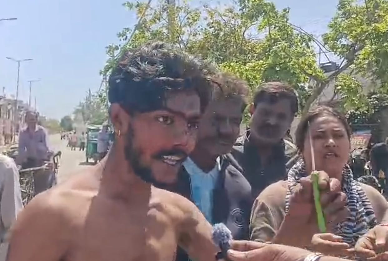 Miscreants attempting to snatch an Activa attacked a young man with a knife.