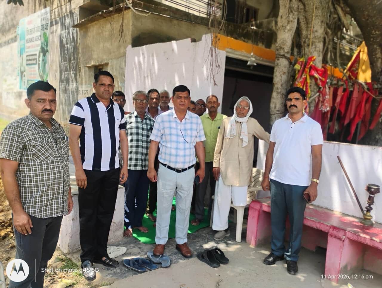 लोगों को नशे के खिलाफ जागरूक करती टीम। स्रोत : पुलिस