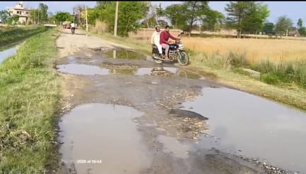 The road from Lohrauli to Bodna is in bad condition, pedestrians are getting injured daily
