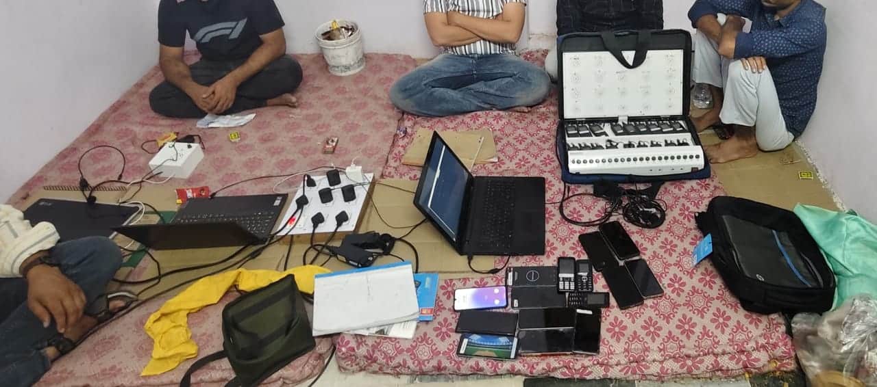 लैपटॉप, मोबाइल, डायरियां बरामद की गई