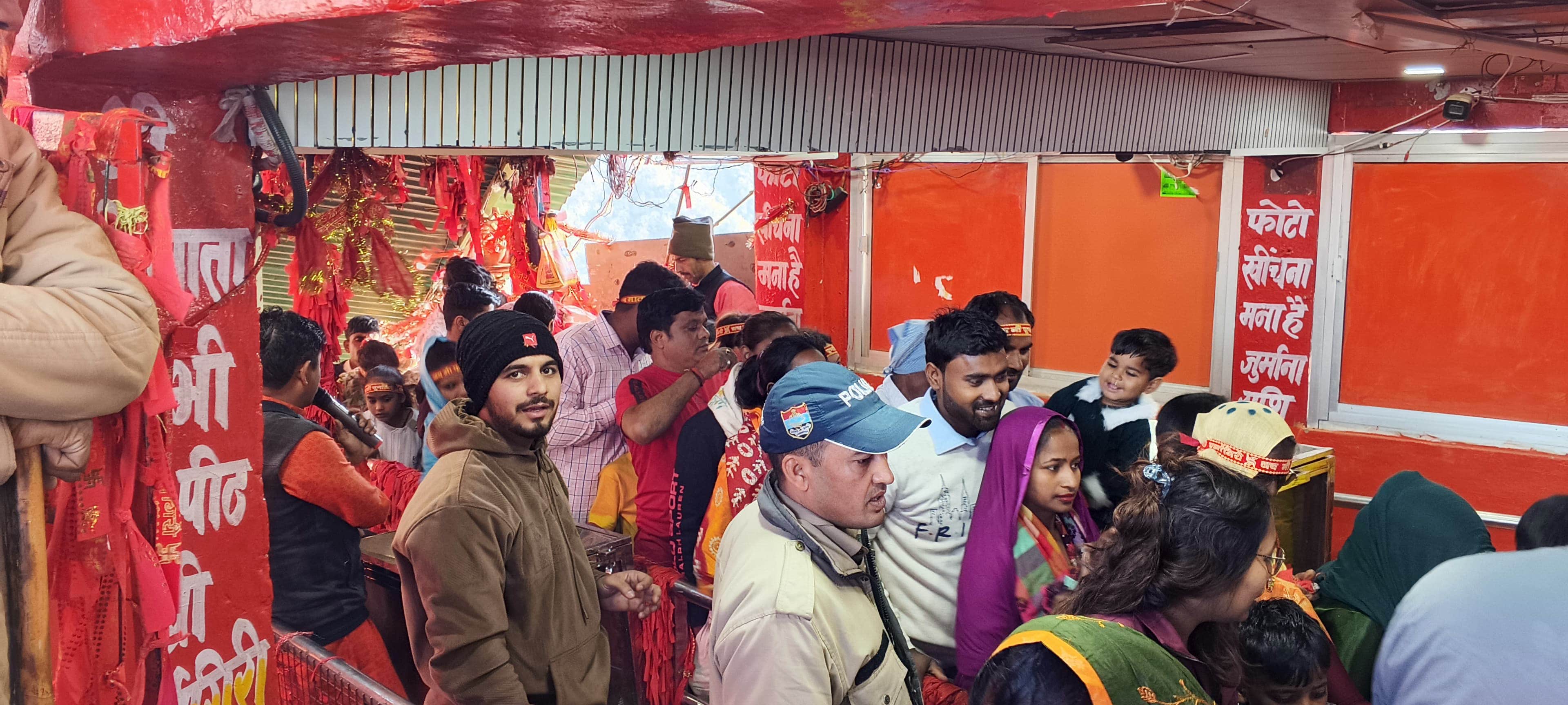 मां पूर्णागिरि धाम में मां के दर्शन के लिए आगे बढ़ते श्रद्धालु। संवाद