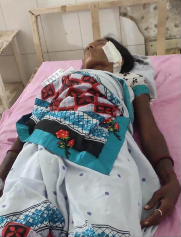 म्योरपुर में अनियंत्रित होकर पलटी पिकअप और घायल महिला