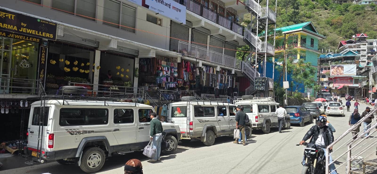 नो पार्किंग वाले स्थान पर खड़ी शिलाई से शिमला जाने वाली टैक्सियां। संवाद