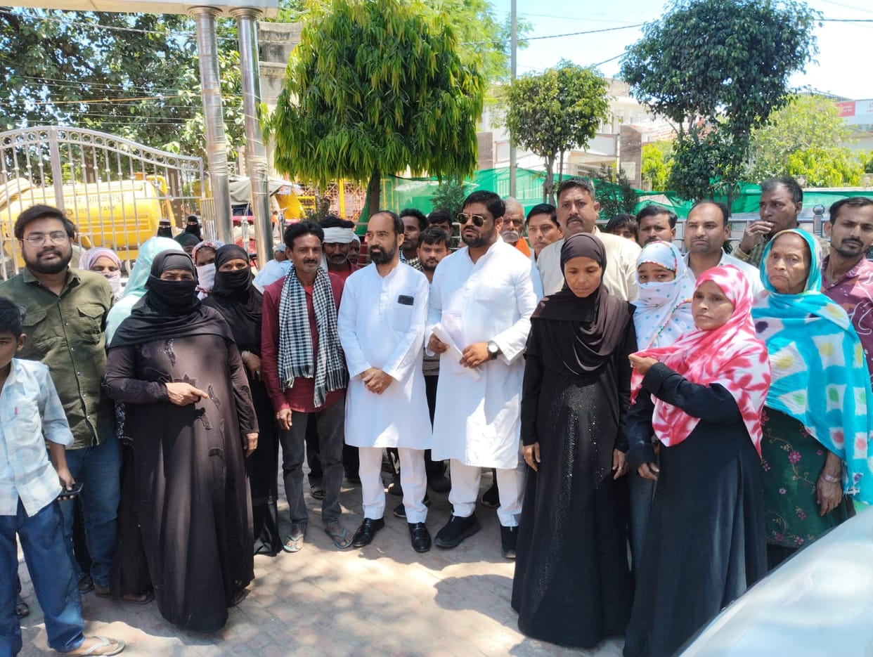 A memorandum was submitted to the Municipal Commissioner in protest against the demolition of shanties.