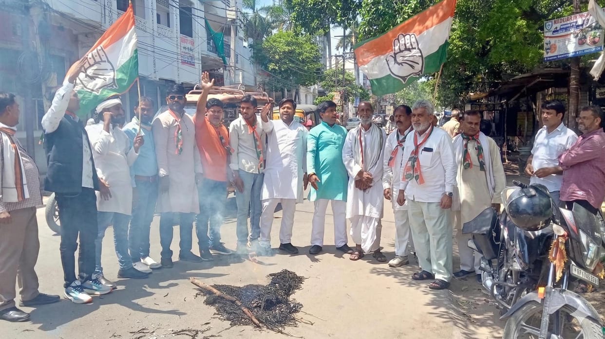 Congress members burned an effigy of the CM of Assam
