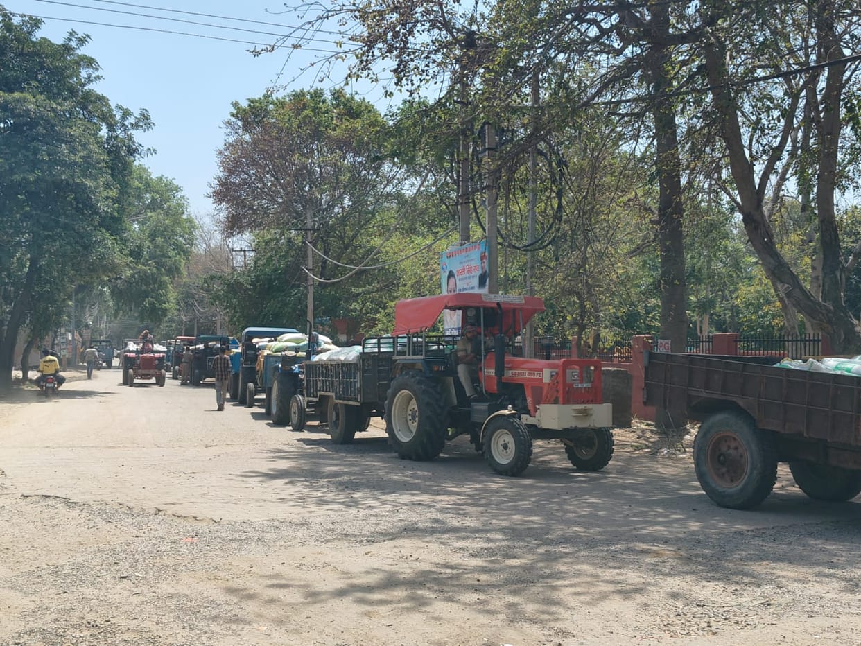 Issuing gate passes is taking 10 minutes; farmers are stuck in queues of tractor-trolleys.