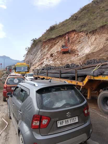 Traffic system disrupted due to cutting in Nauni-Bharadi Ghat four lane