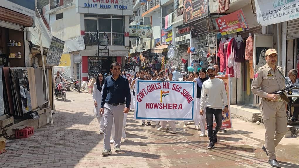 नौशेरा में रैली निकालते छात्र।