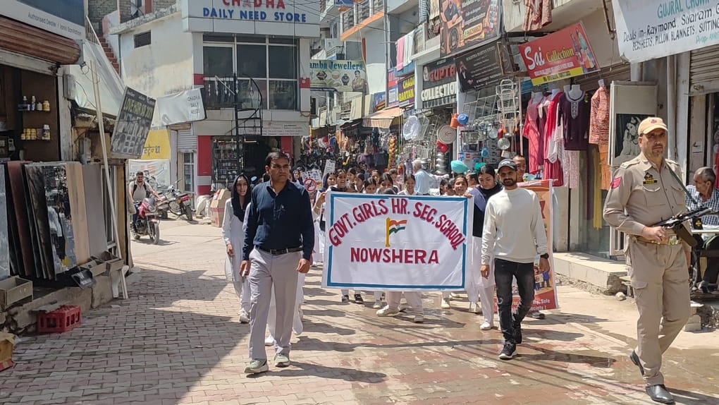 नौशेरा में रैली निकालते छात्र।
