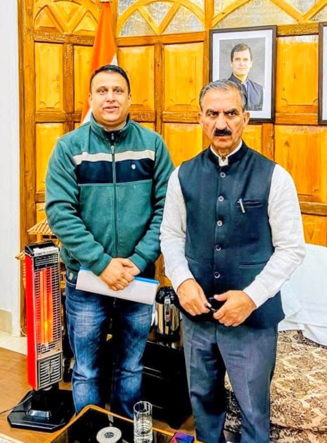 नित्थर के कांग्रेस नेता एवं एचपीएमसी निदेशक चेतन चौहान ने मुख्यमंत्री से की मुलाकात। स्रोत: कां