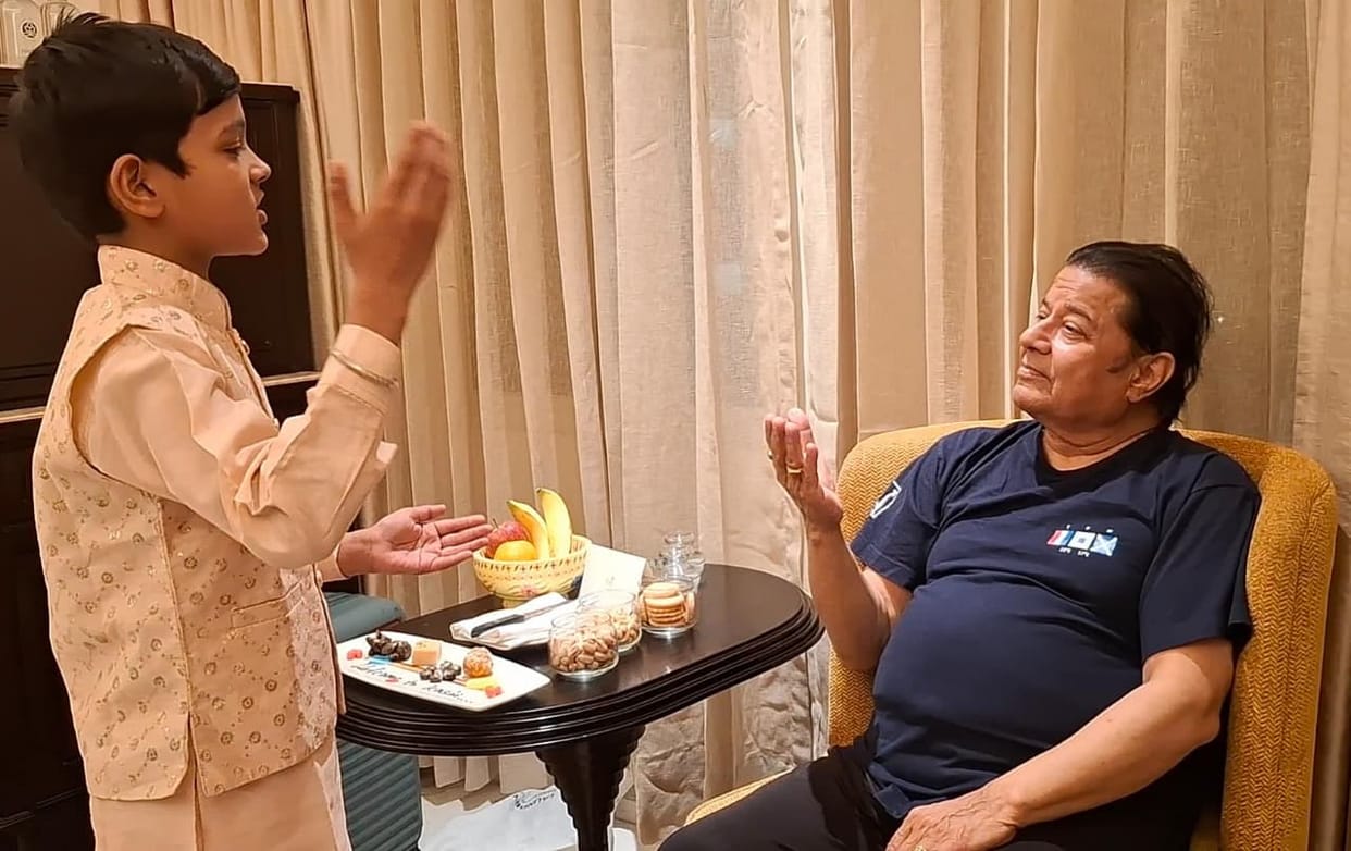 Yatharth sings Devi song to Anup Jalota, receives praise