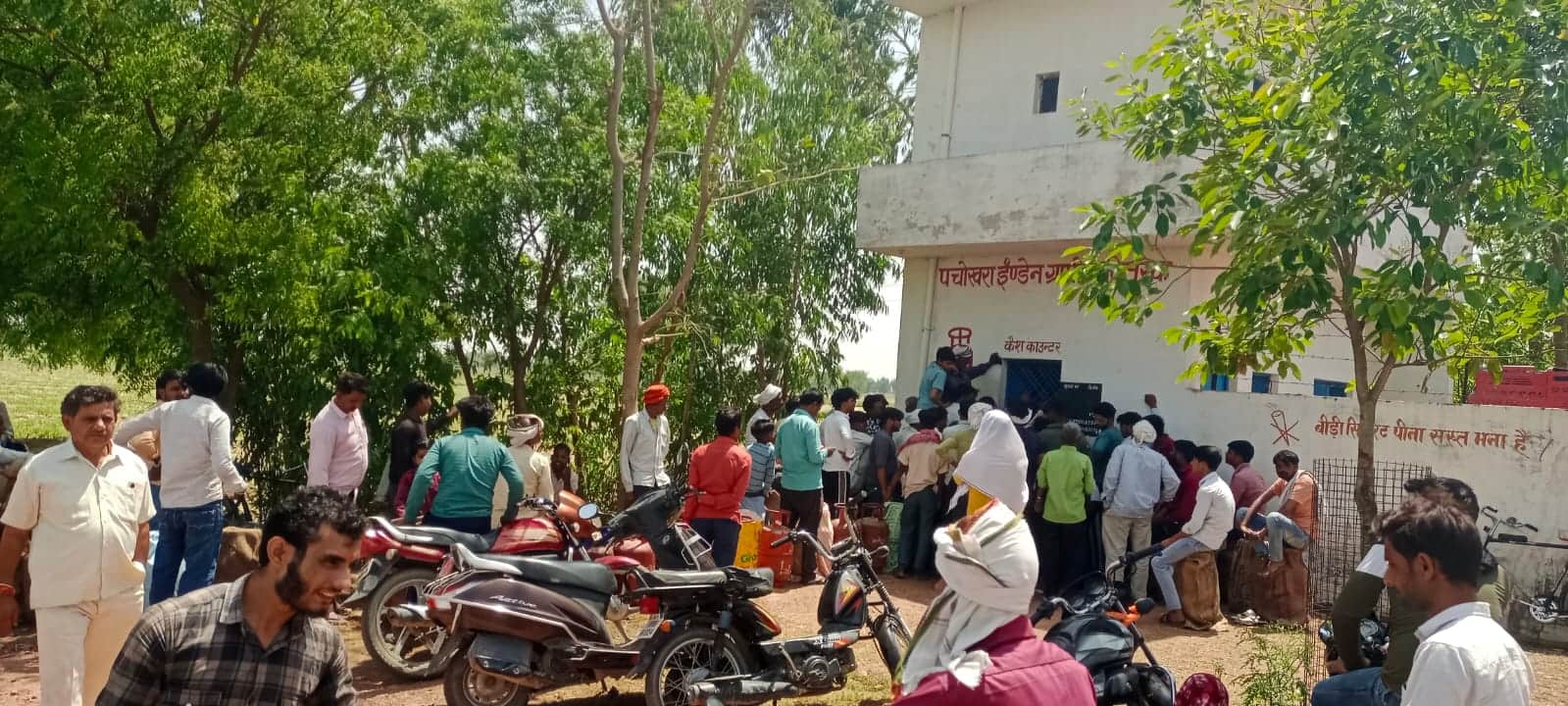 पचोखरा में गैस एजेंसी पर लगी उपभोक्ताओं की कतार। संवाद