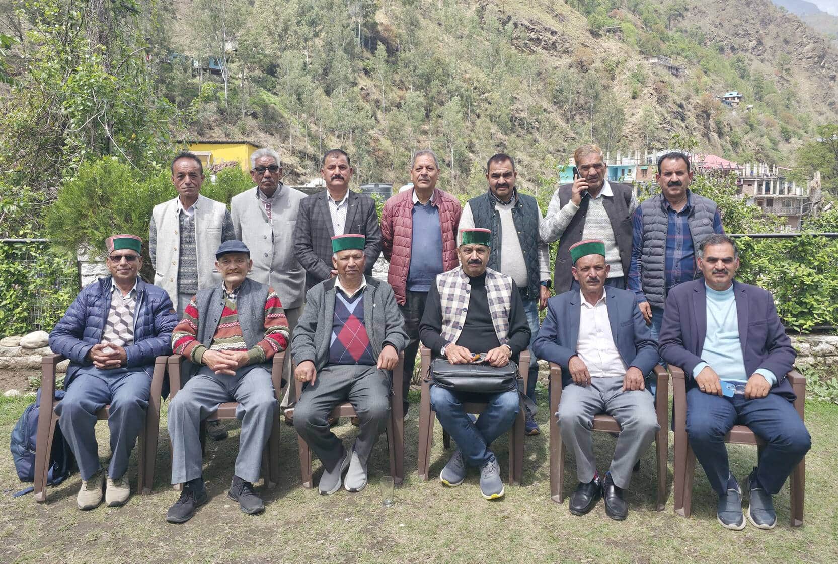 पुलिस पेंशनर वेलफेयर एसोसिएशन आनी की बैठक में भाग लेने वाले पेंशनर। स्रोत: संघ