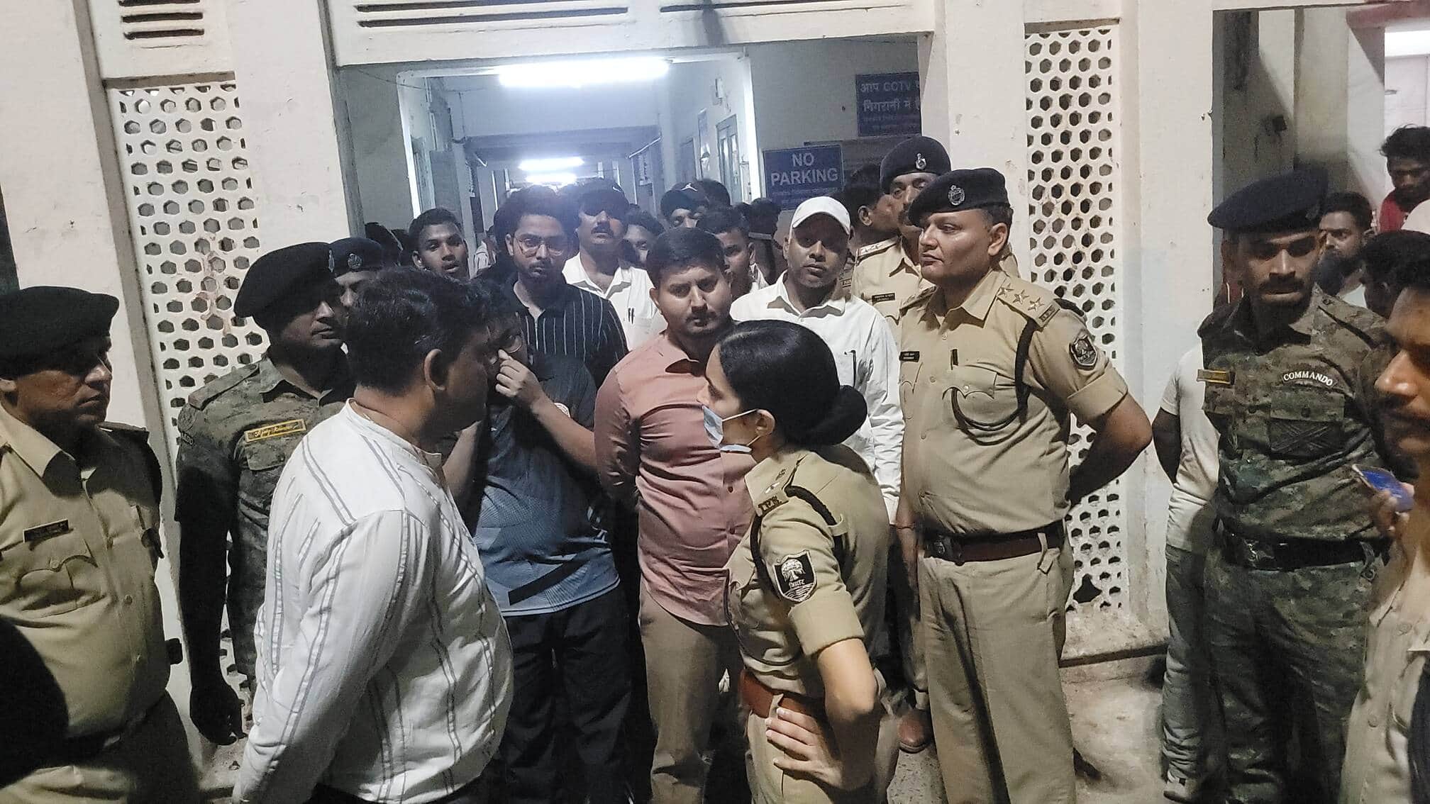 पूर्णिया जीएमसीएच में इलाजरत घायल घायल से पूछताछ करते एसपी