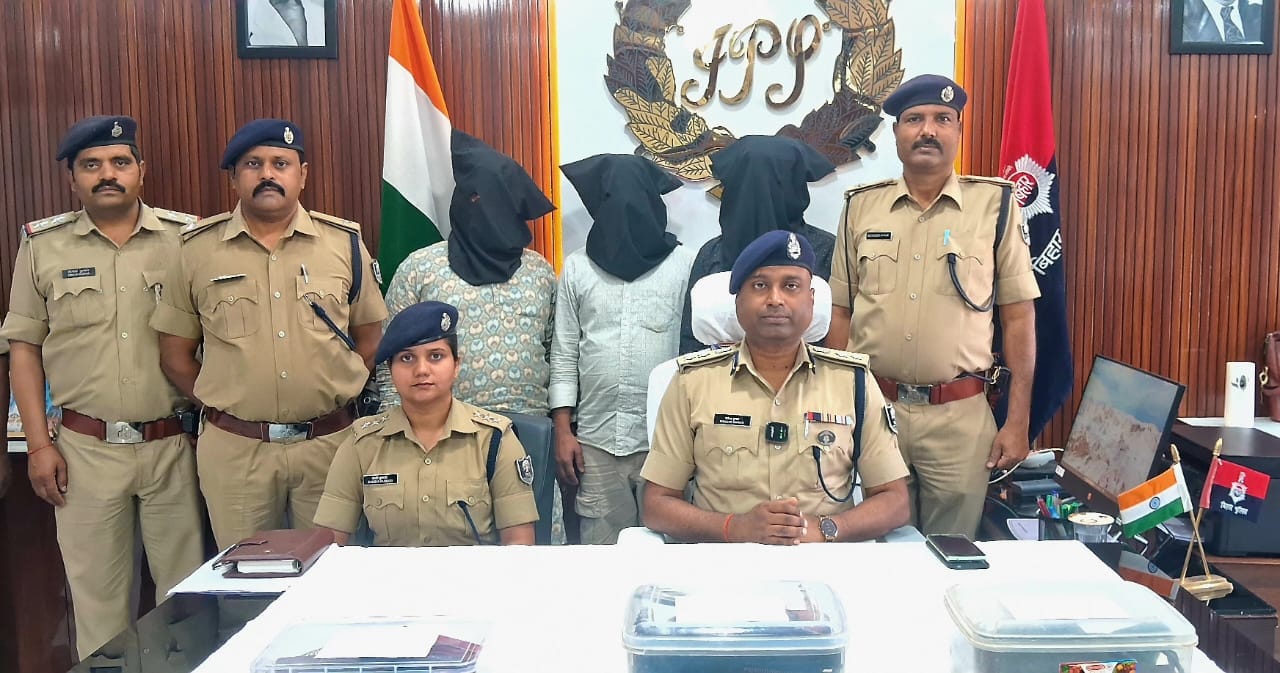 प्रेस क्रांफ्रेस में जनकारी देते एसपी राकेश कुमार