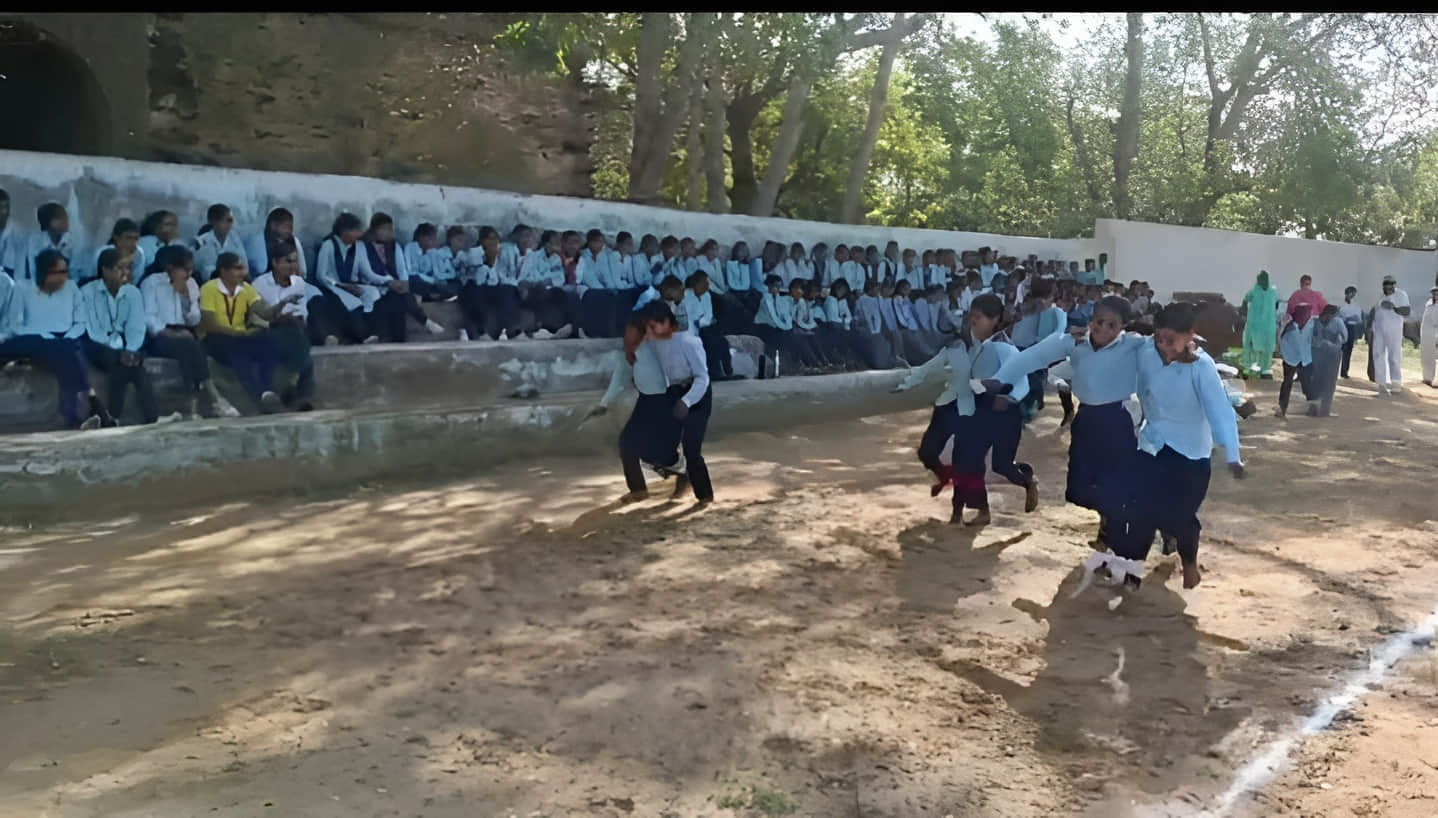 प्रतियोगिता में भाग लेते विद्यार्थी। स्रोत : स्कूल