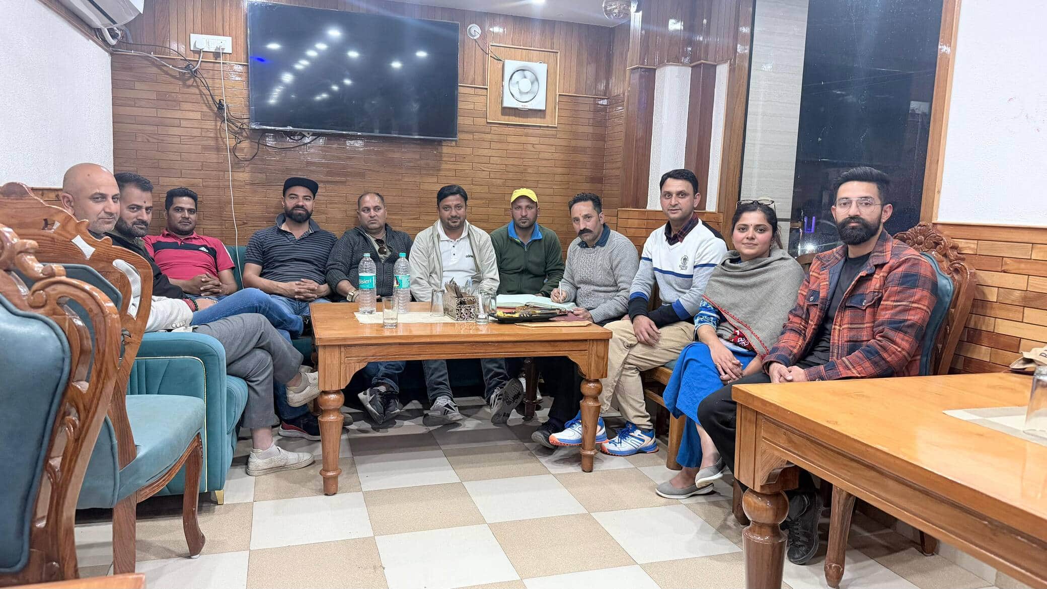 रोहड़ू में आईपीएल की तर्ज पर होने वाली आरपीएल क्रिकेट स्पर्धा की रुपरेखा तैरार करते संजीवनी सहा