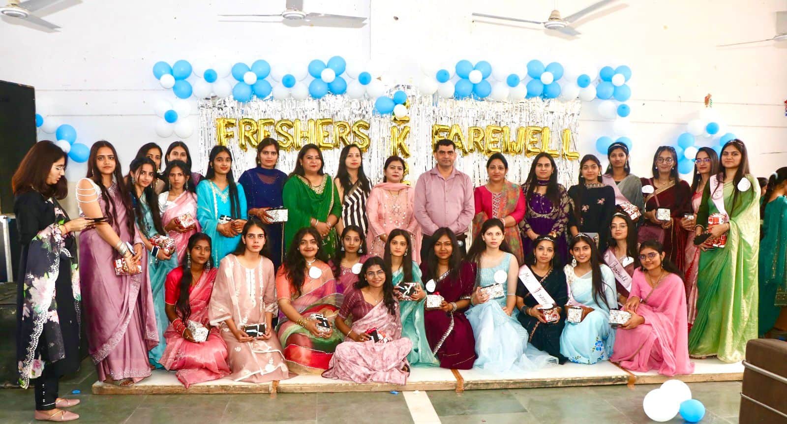 राजकीय महिला महाविद्यालय में आयोजित विदाई समारोह के दौरान मौजूद छात्राएं व अन्य। कॉलेज