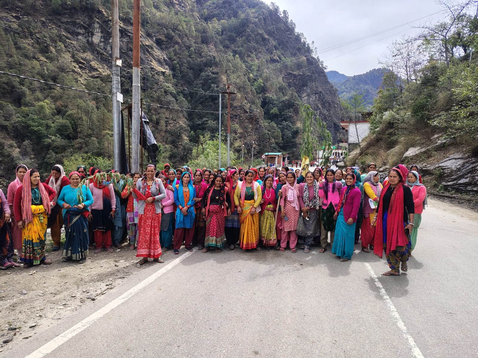 रामपुर बाजार में शराब बंदी के लिए जागरूकता रैली निकालती महिलाएं। स्रोत संगठन