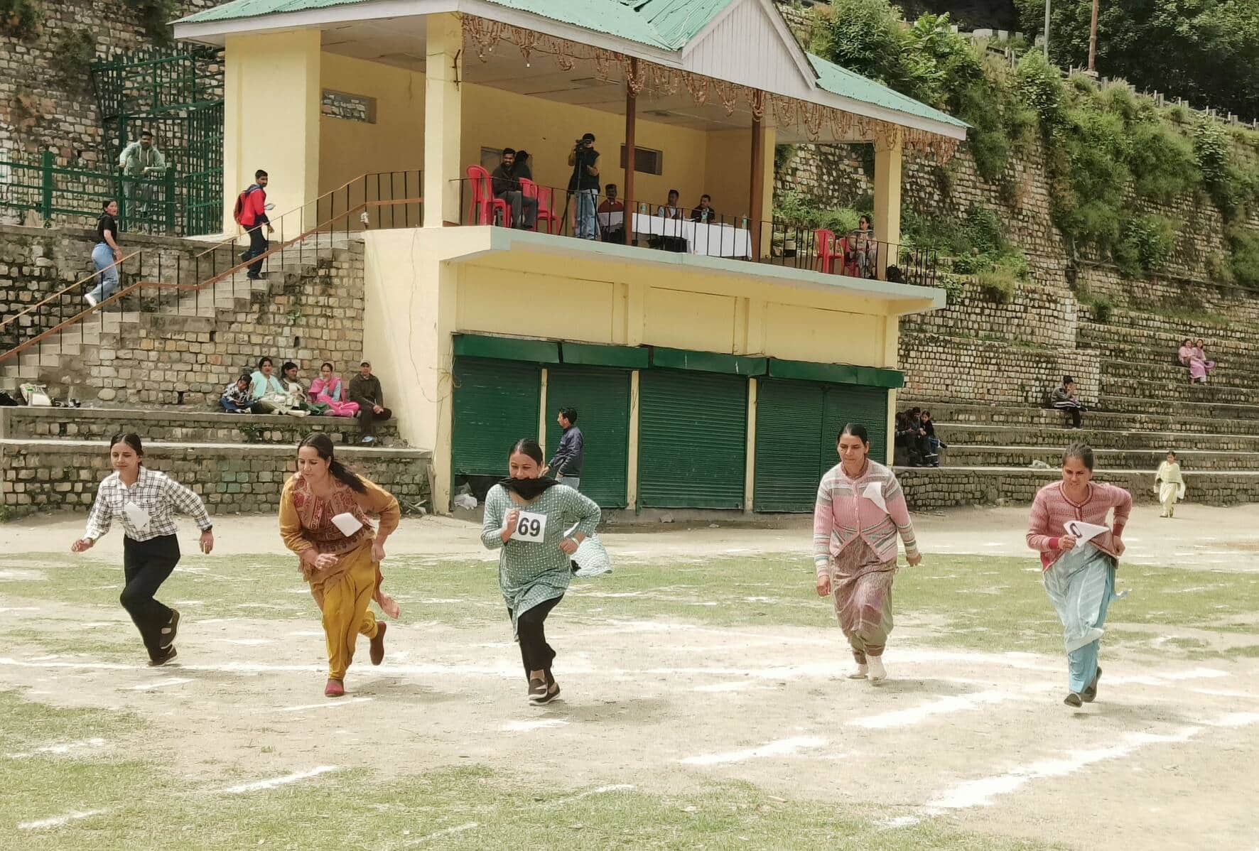 रामपुर के पाटबंगला मैदान में पशु मित्र भर्ती प्रक्रिया में दौड़ लगाते अभ्यर्थी। संवाद