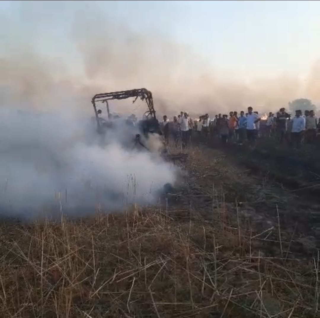 The fire in the wheat stalks spread two kilometers due to strong winds, and a tractor burned while trying to extinguish it.