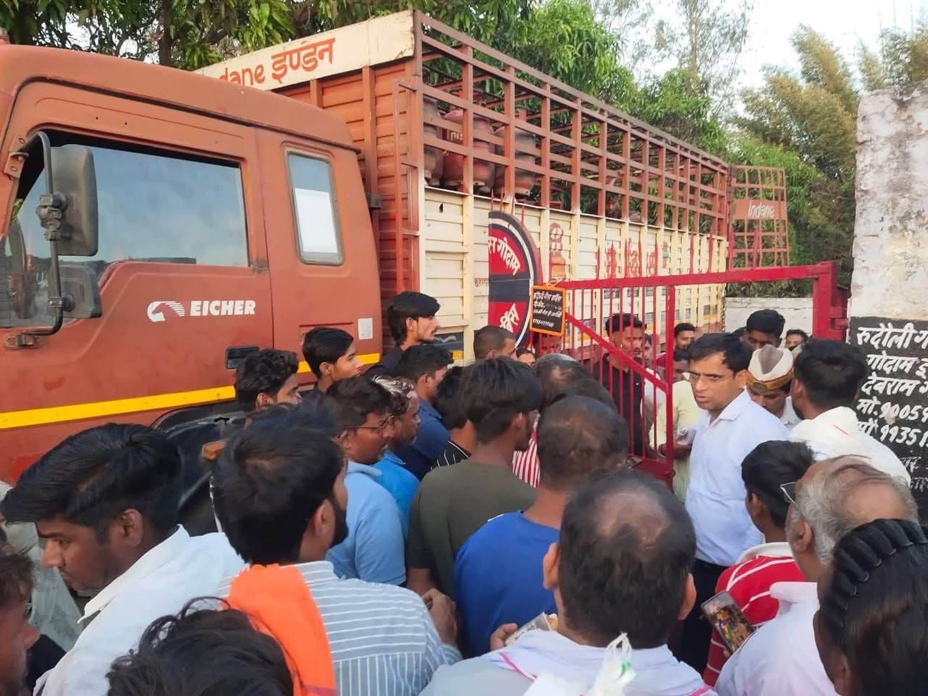 रुदौली गैस सर्विस में जांच करने पहुंचे एसडीएम।