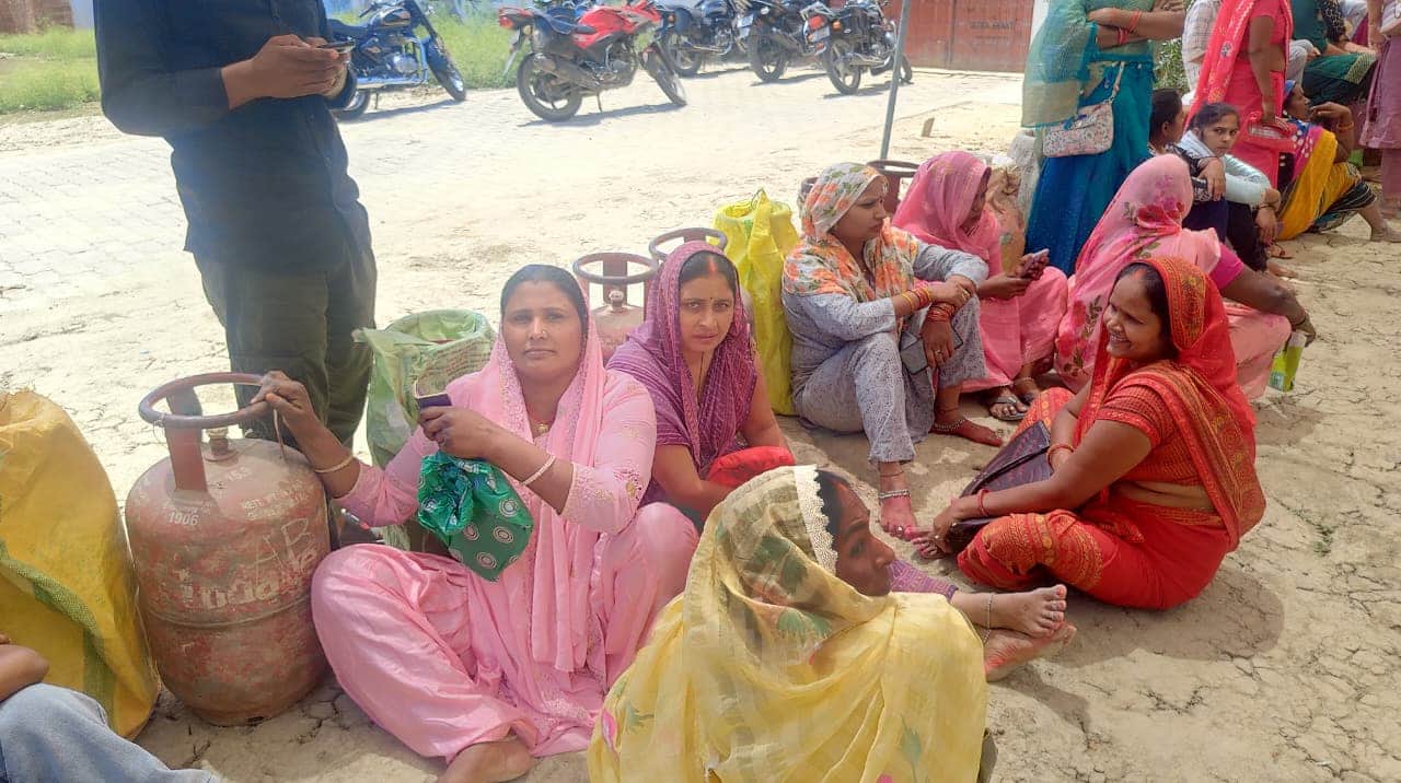 संग्रामपुर में अस्थायी वितरण केंद्र से सिलिंडर प्राप्त करने का इंतजार करते उपभोक्ता। संवाद