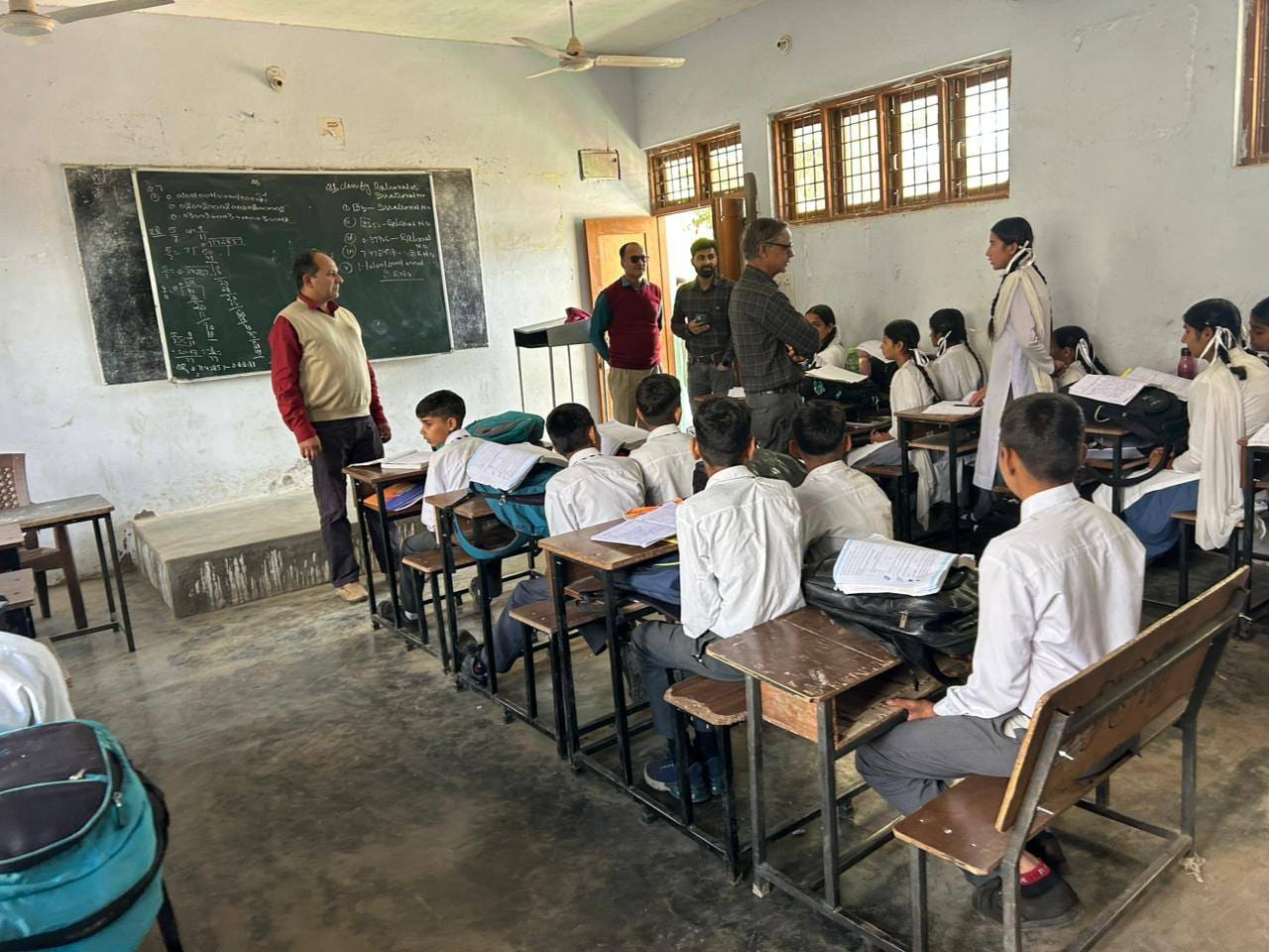 स्कूलों की जांच करते कलस्टर हेड जागरूक पाठक