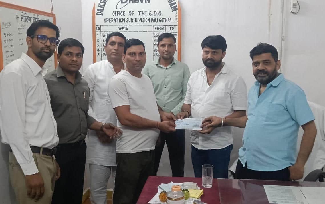 सोलर उपभोक्ताओं को चेक वितरित करते कार्यकारी अभियंता ओमेंद्र कुमार। स्रोत : ग्रामीण