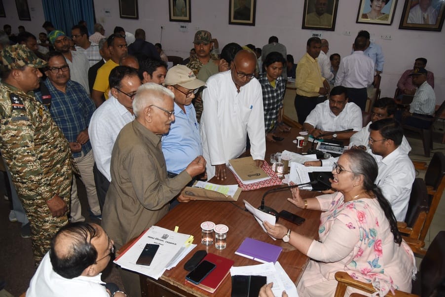 Women reached the Municipal Corporation's Sampoorna Samadhan Diwas with complaints regarding roads and drains.