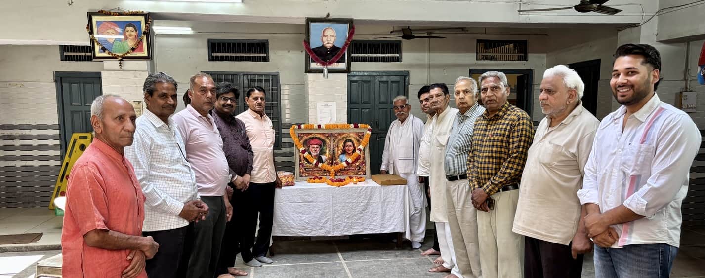 सैनी चौपाल में ज्योतिबा फुले की जयंती मनाते समाज के लोग। स्रोत : समाज