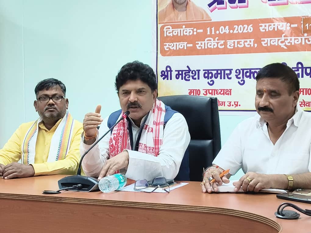 सर्किट हाऊस में पत्रकारो से वार्ता करते गो-सेवा आयोग के उपाध्यक्ष महेश कुमार शुक्ल। संवाद