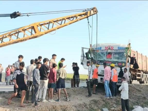 सड़क हादसे में 15 लोग घायल, घटना स्थल की तस्वीर।