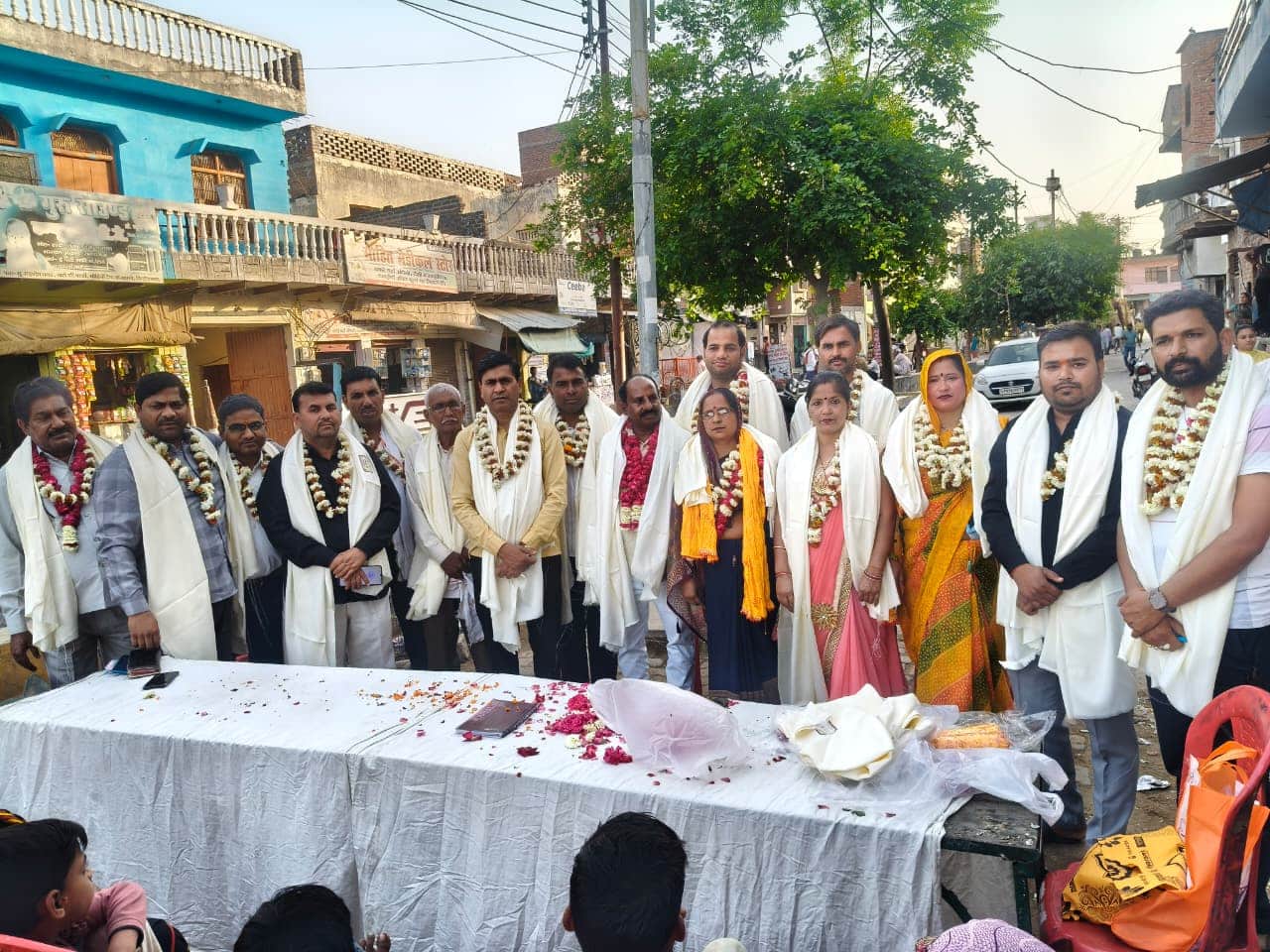 सविता समाज के जिलाध्यक्ष डा.निर्दोष कुमार नंदा,संतोष सेन,सतेंद्र पार्षद,राहुल व अन्य पदाधिकारी।