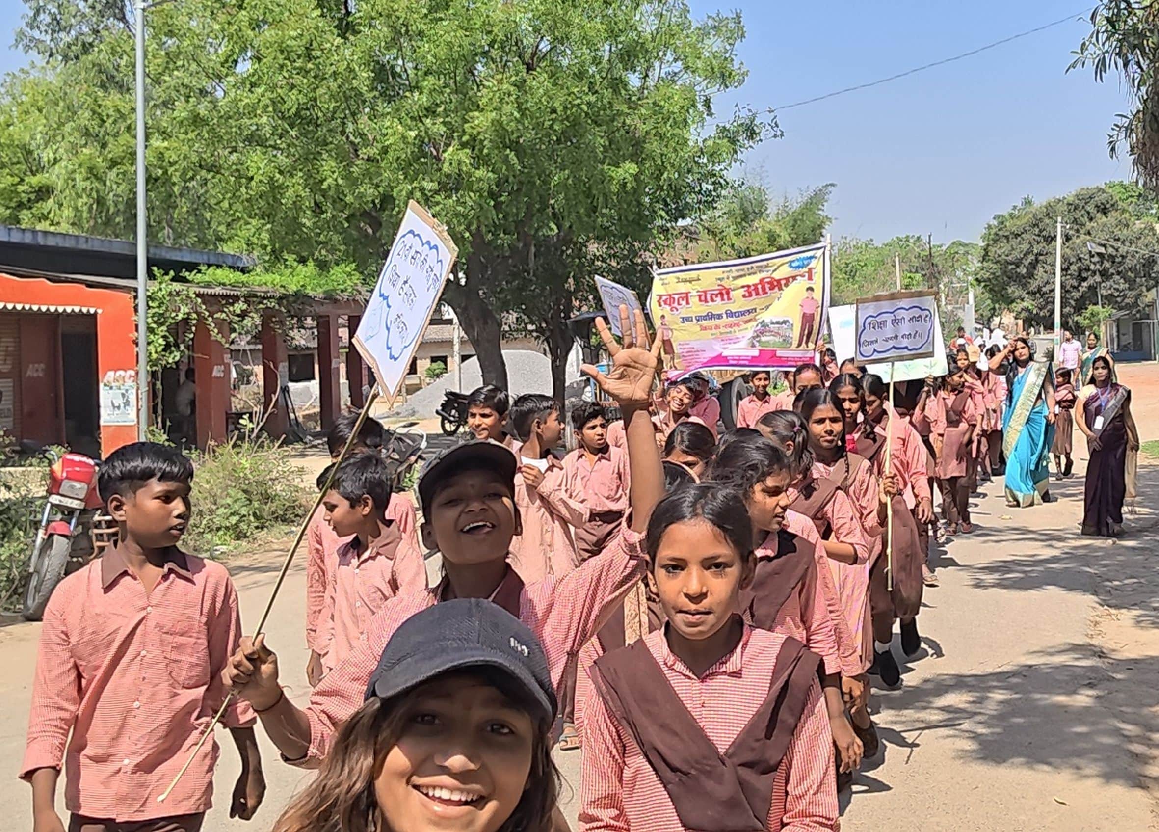  शाहगढ़ कस्बे में निकली स्कूल चलो अभियान रैली में शामिल छात्राएं। संवाद