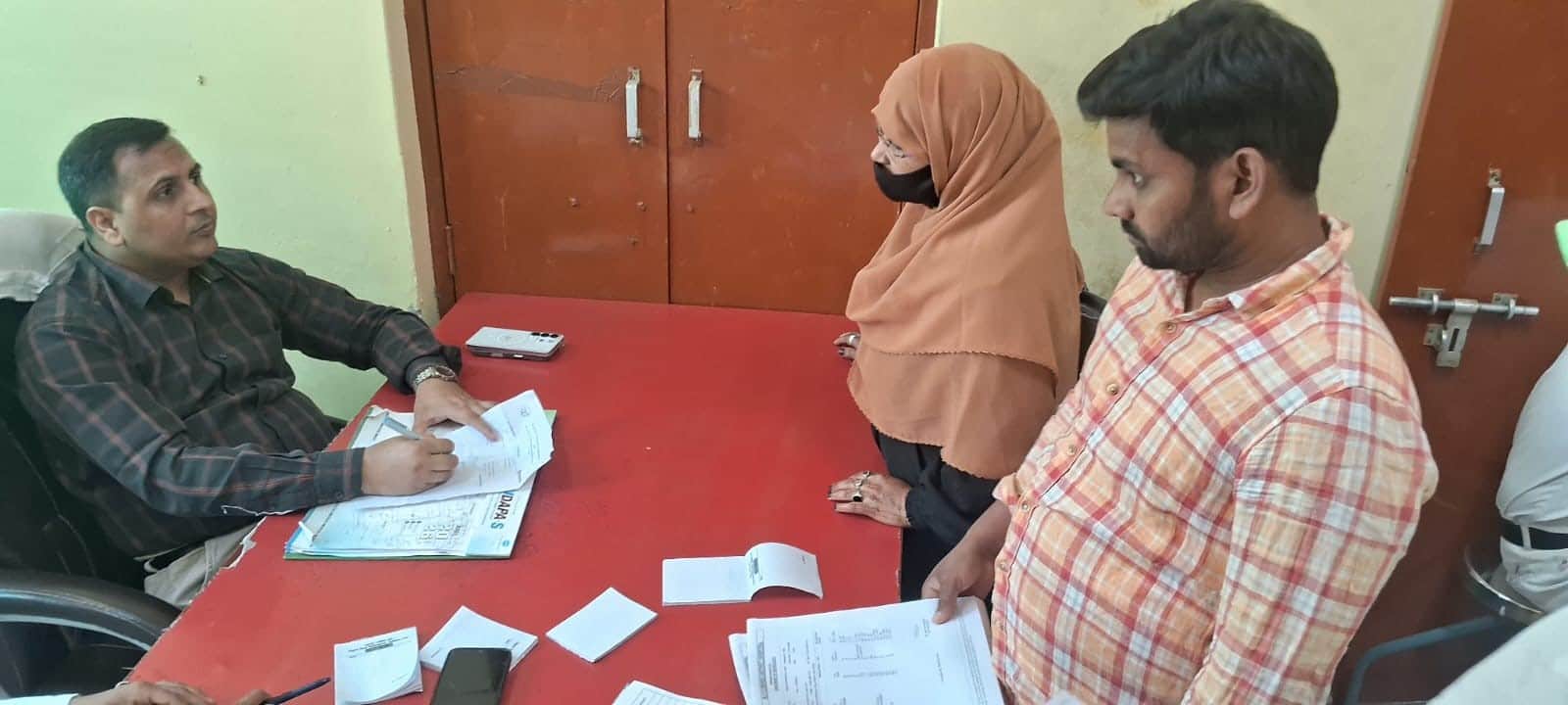 शनिवार को जिला अस्पताल की ओपीडी में मरीजों को परामर्श देते चिकित्सक। संवाद