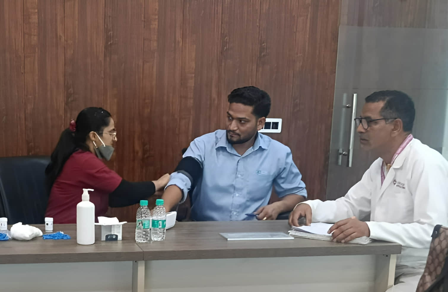 शिविर में जांच करते चिकित्सक। संवाद