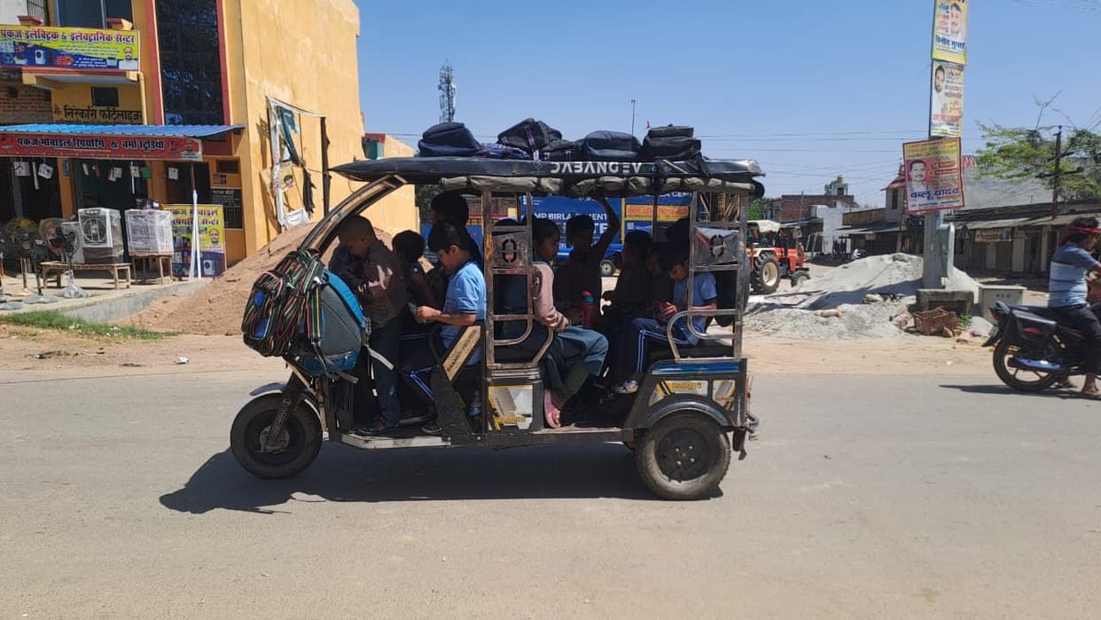 Children are being transported on e-rickshaws, the responsible people are unaware.