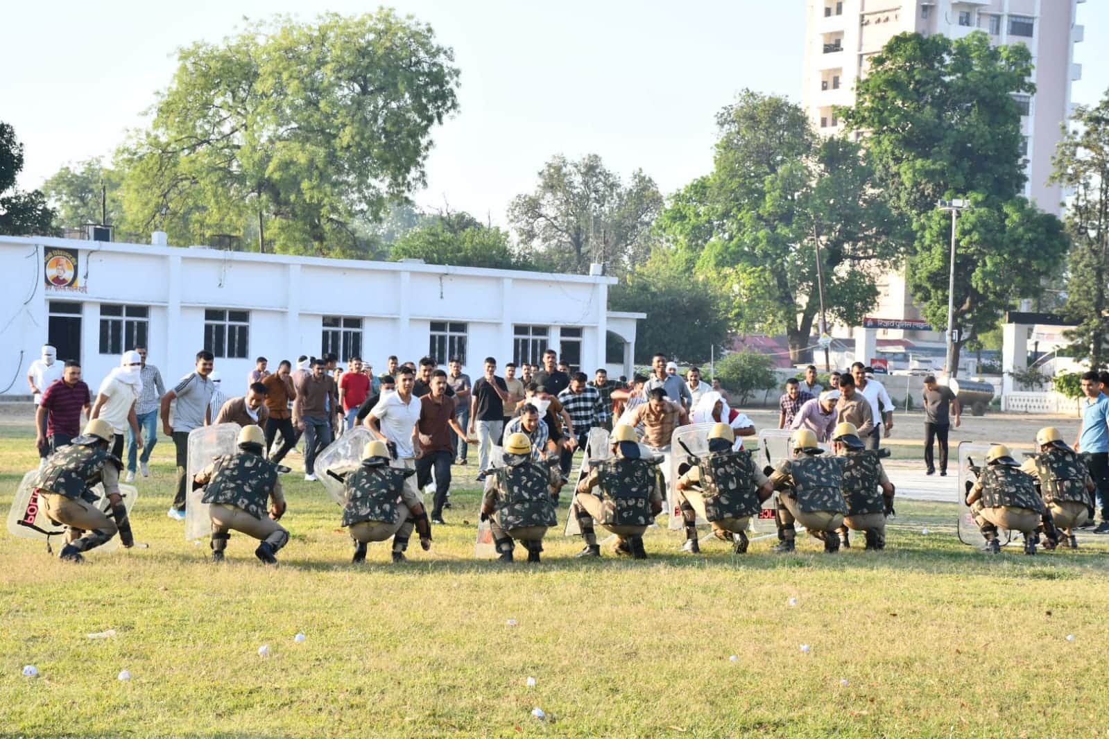 दंगा नियंत्रण ड्रिल में शामिल पुलिस कर्मी। स्रोत- पुलिस