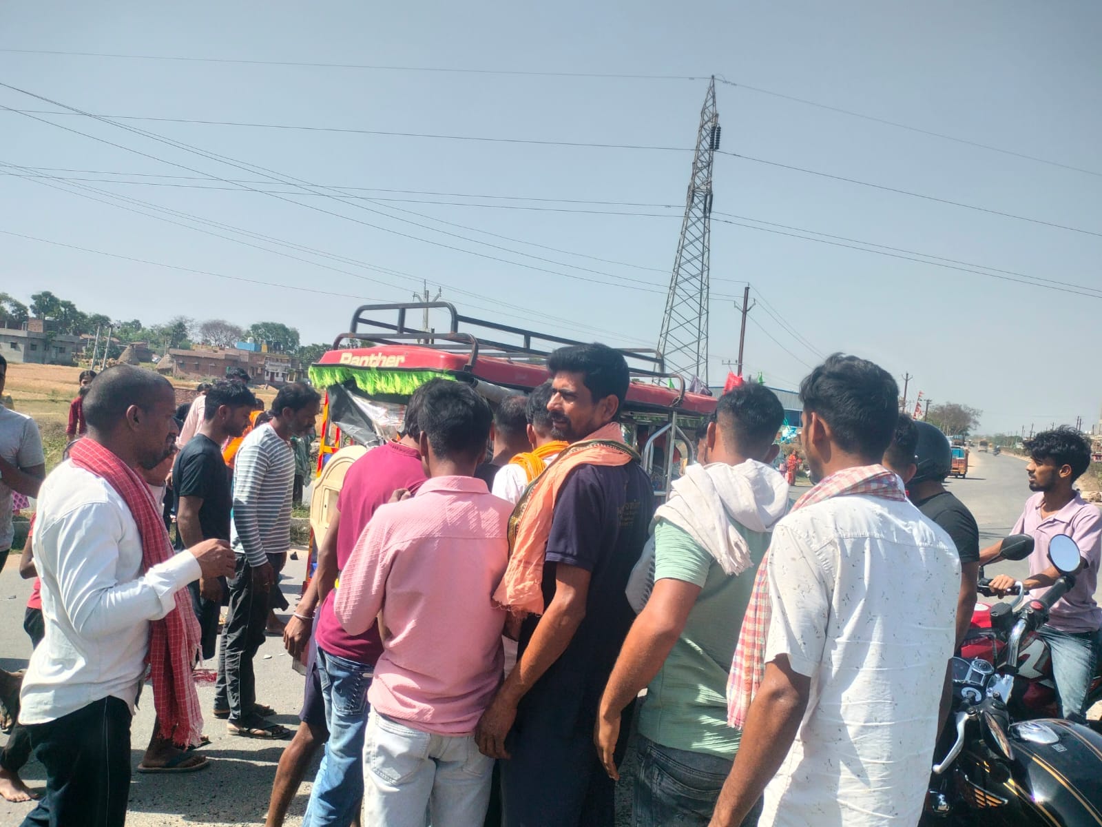 दुर्घटना के बाद स्थानीय लोग