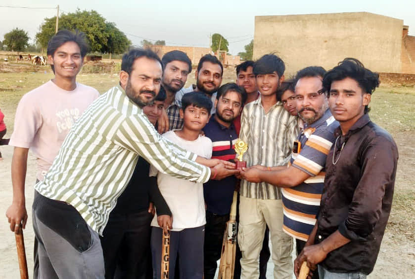 देव कुमार को मैन ऑफ द मैच देते आयोजक। संवाद