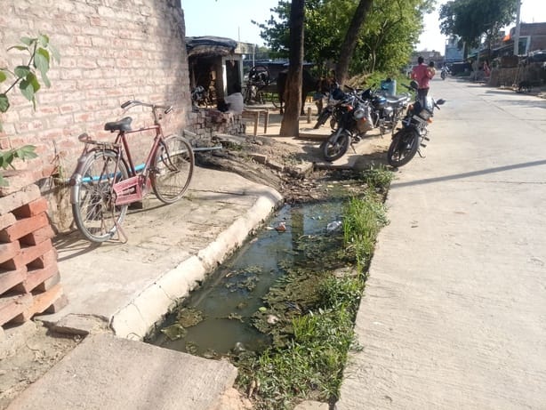 The dilapidated drain filled the road with water, increasing the problems of pedestrians.