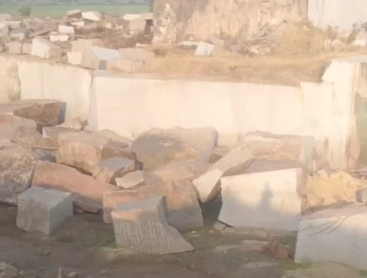वन क्षेत्र से ग्रेनाइट का अवैध खनन।