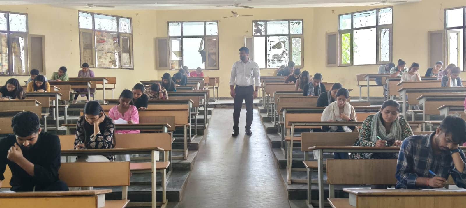 विश्वविद्यालय में परीक्षा देते विद्यार्थी। स्रोत : विवि