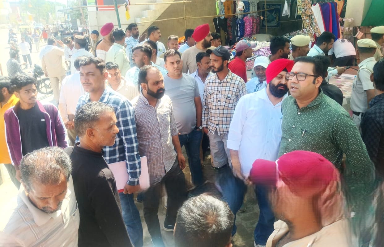 Municipal Corporation removed the stall market of Vishnu Nagar