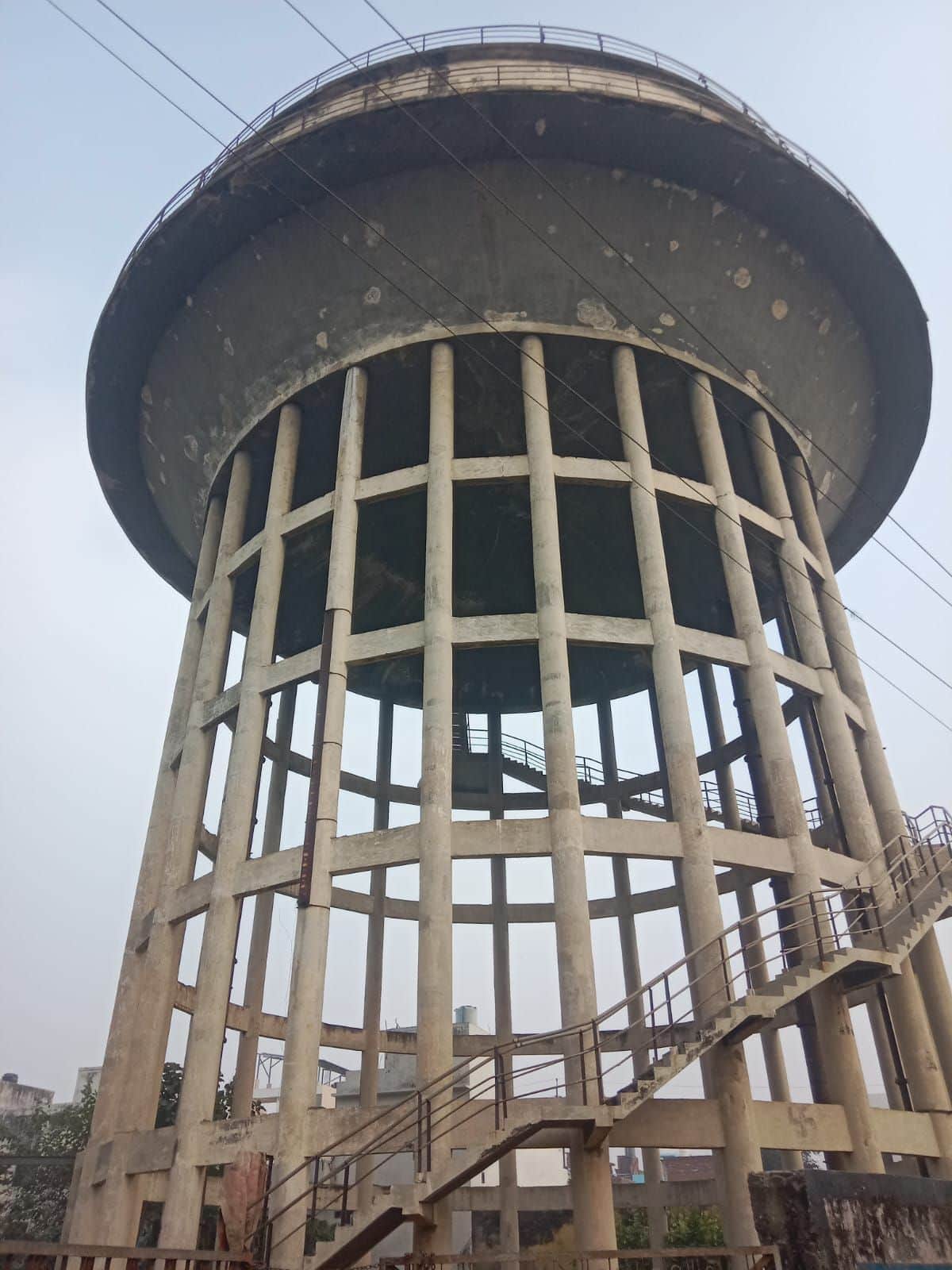 वाटर वर्क्स कॉलोनी स्थित पानी की टंकी। संवाद