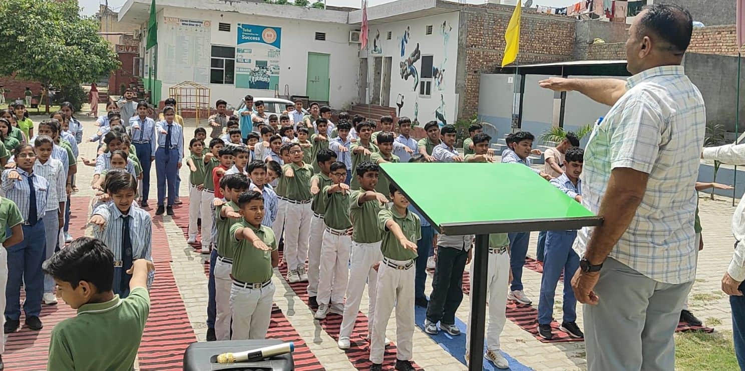 11जेएनडी01: स्कूल में विद्यार्थियों को नशे के खिलाफ शपथ दिलवाते हुए नशा मुक्ति टीम इंचार्ज न