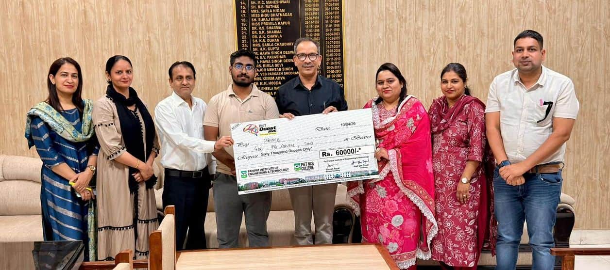 11जेएनडी03: प्रिंस को चेक देकर सम्मानित करते हुए प्राचार्य और अन्य। स्रोत संस्थान