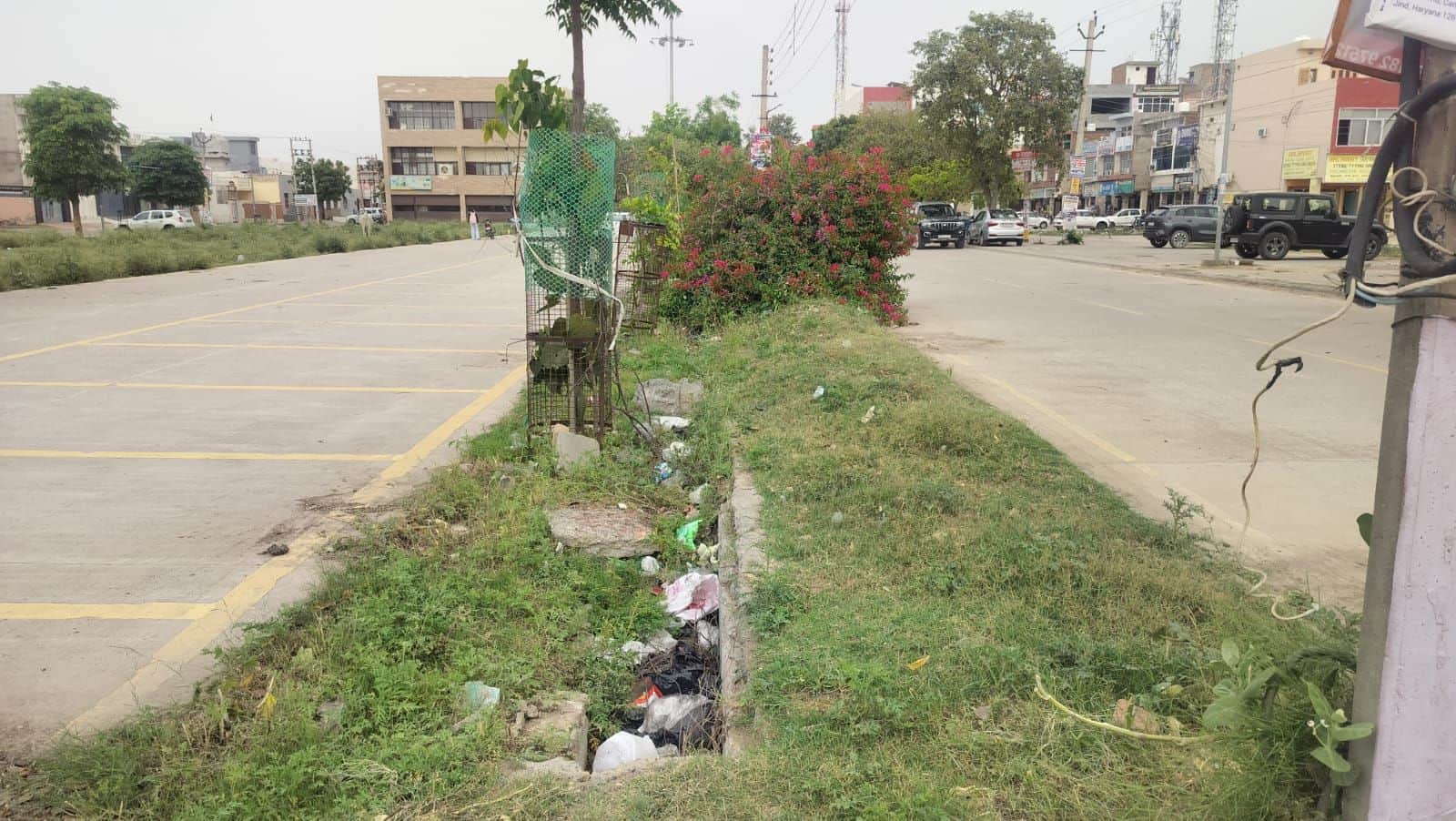 11जेएनडी07: शहर के हुडा ग्राउंड में गंदगी जमा होने से अटे पड़े नाले। संवाद